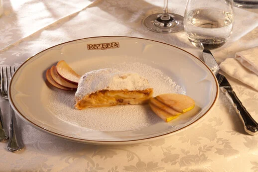 Dessert di mele impiattato in un ristorante d’hotel