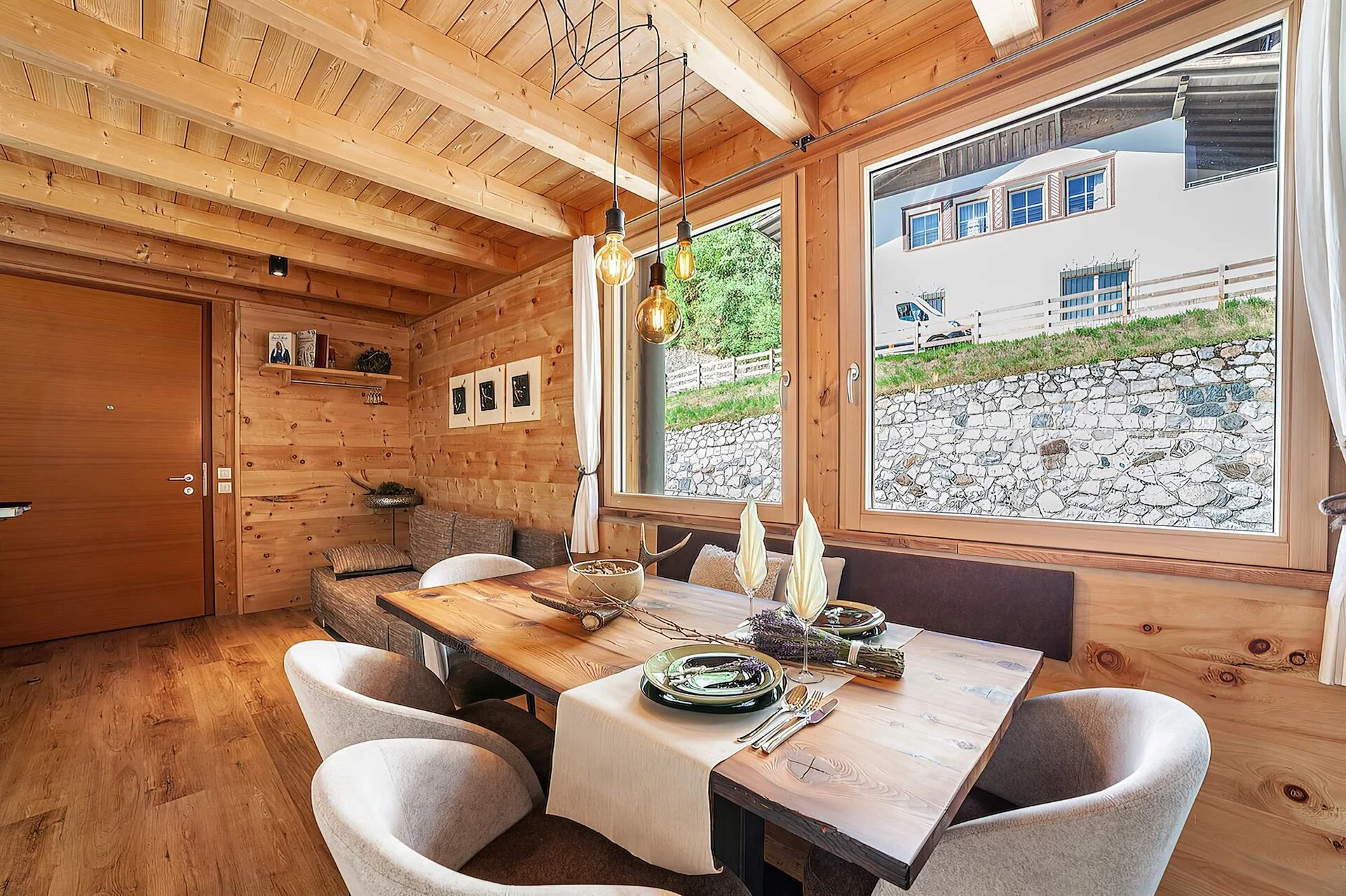 Architettura e interni di un appartamento vacanze in Alto Adige. Fotografia di Marco Bonatta.