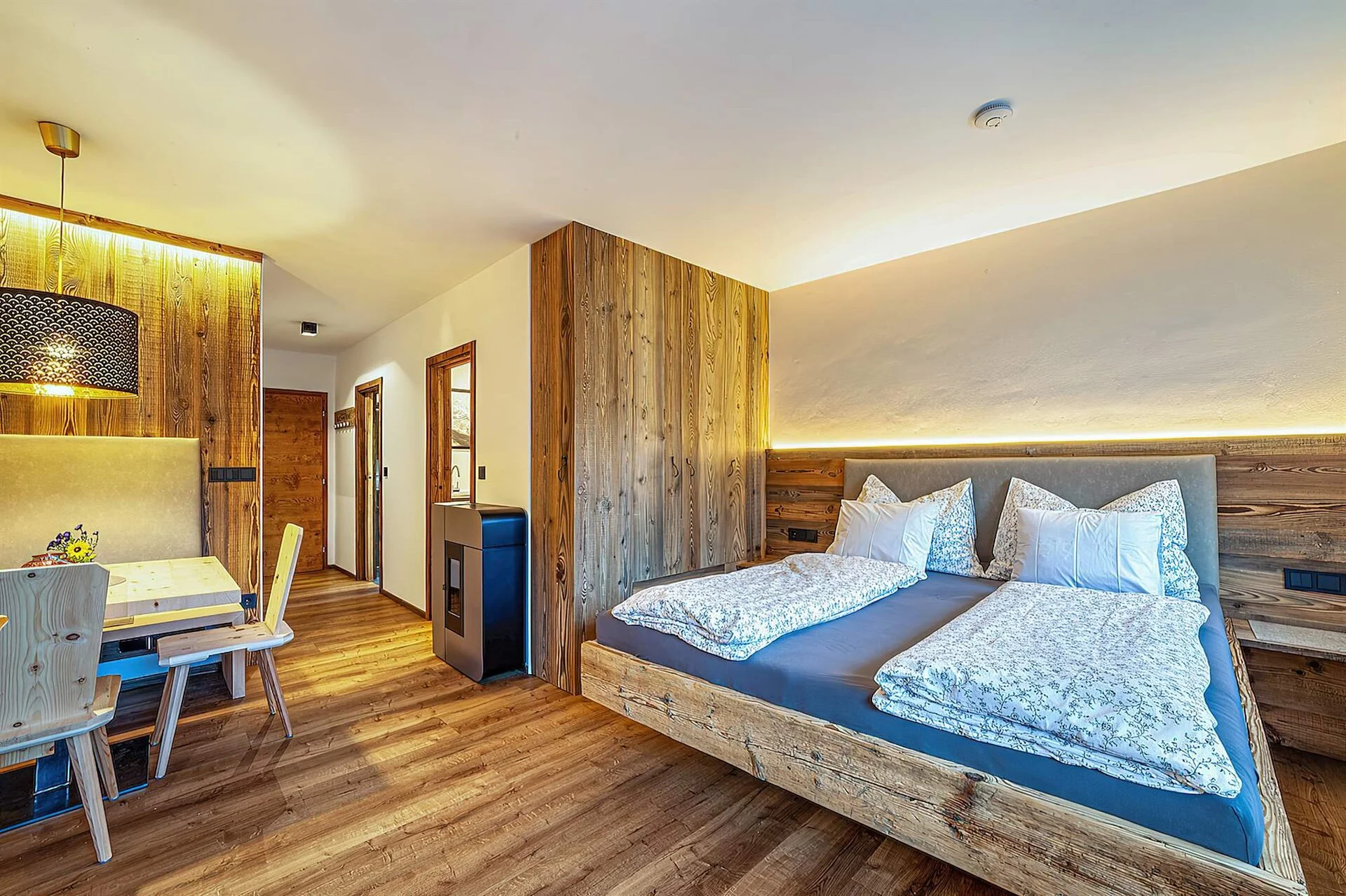 Architettura e interni di un appartamento vacanze in Alto Adige. Fotografia di Marco Bonatta.