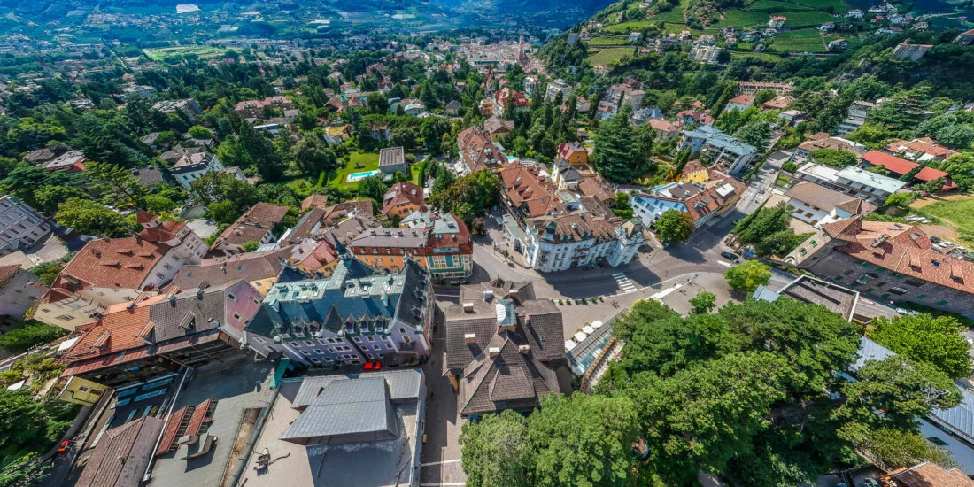 Obermais bei Meran aus der Luft. Fotografia di Marco Bonatta.