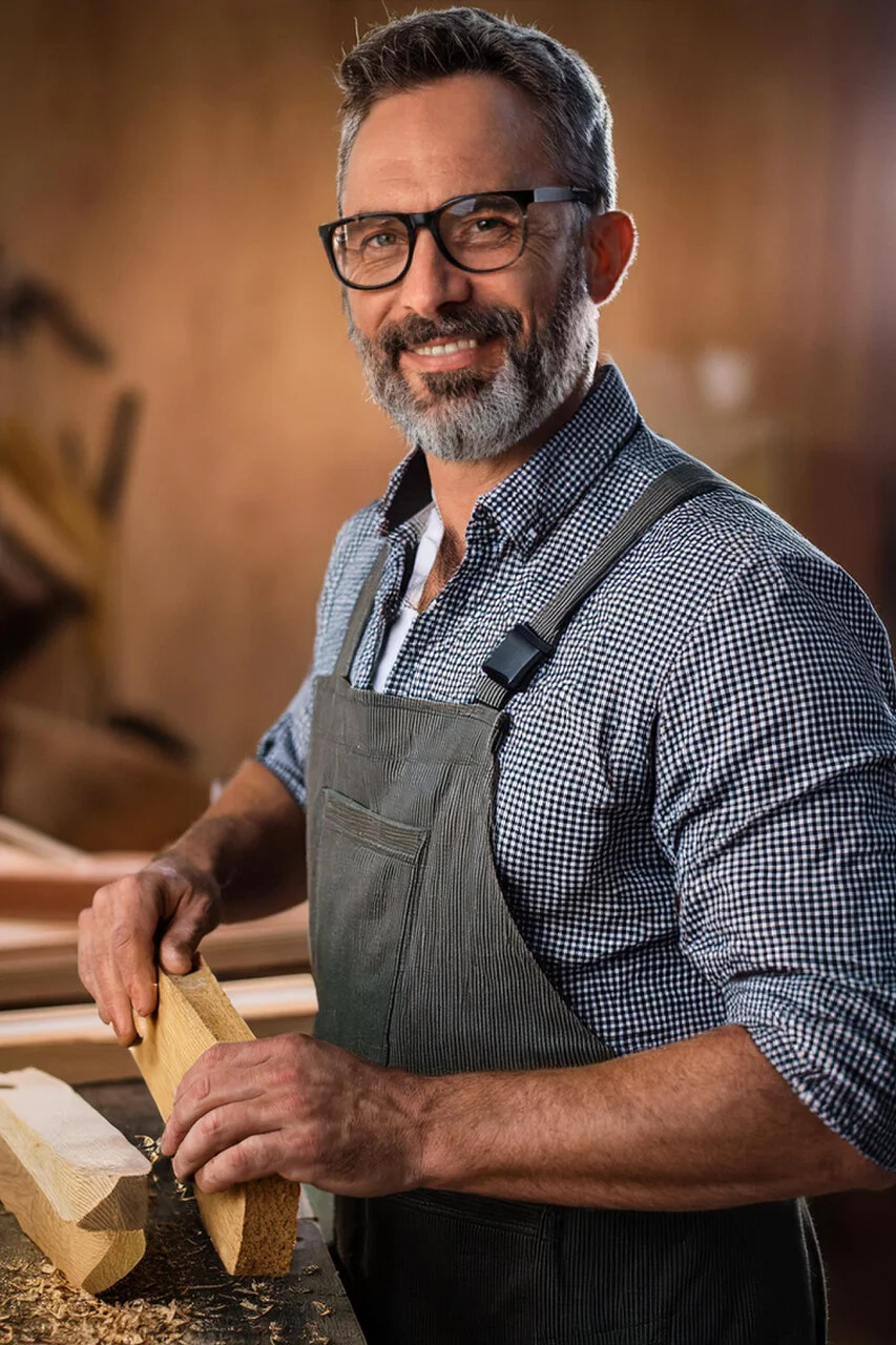 Ritratto professionale di un falegname al lavoro. Fotografia di Marco Bonatta.